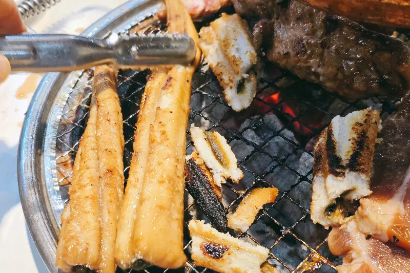 숯불 위에서 구워지고 있는 갈비와 장어