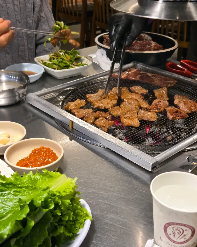 숯불 위에서 익어가는 갈비