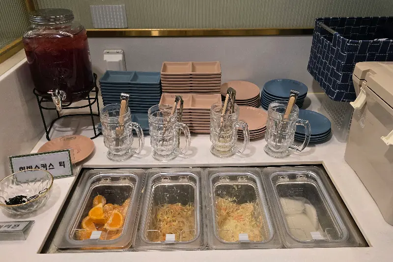 다양한 메뉴가 준비된 샐러드바