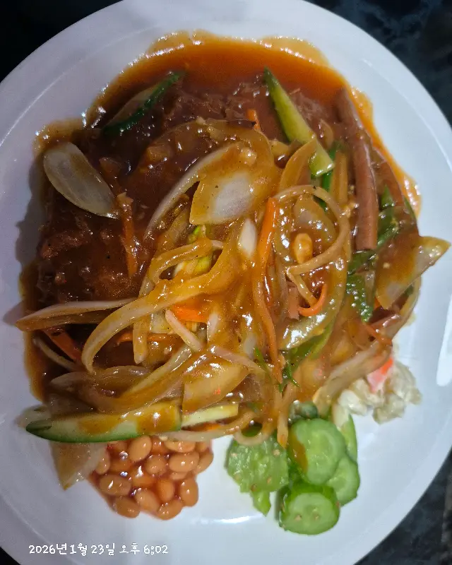 양파가 듬뿍 올려진 함박스테이크