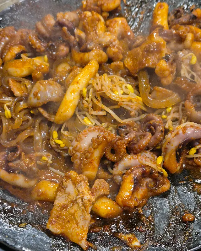 불판 위에서 익어가는 쭈꾸미