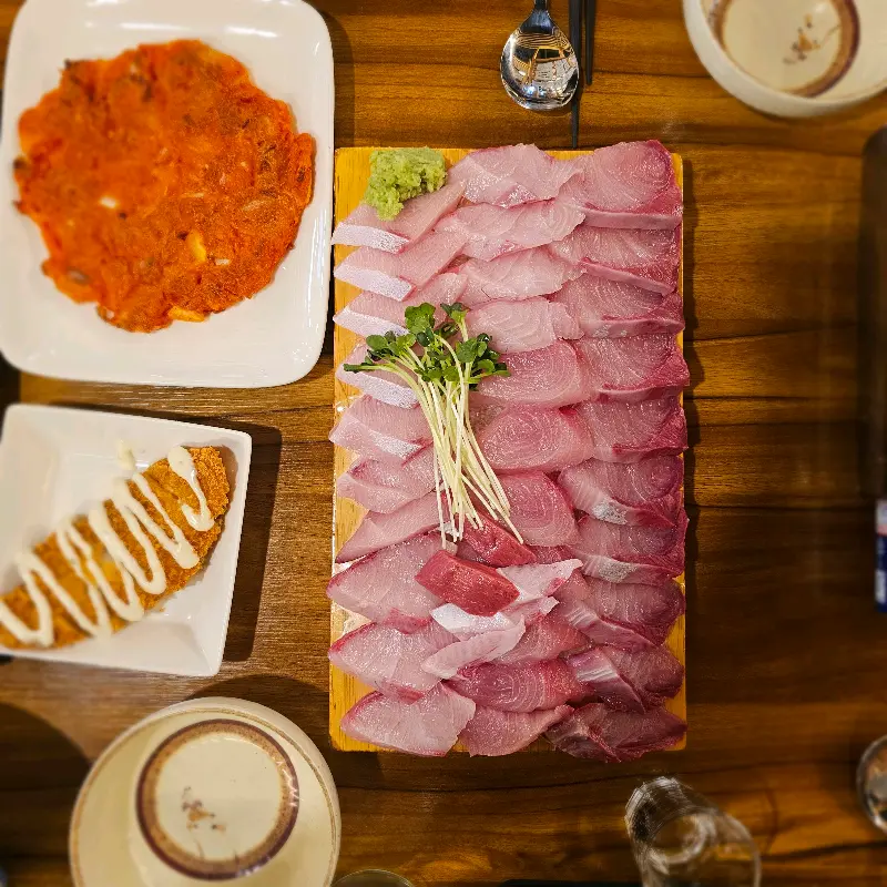 두툼하게 썰린 대방어회