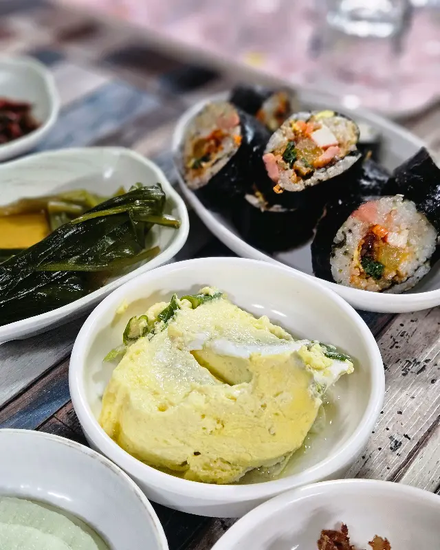 김밥과 계란찜 등 밑반찬 클로즈업 사진