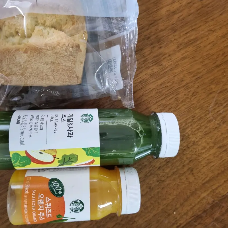 오렌지 쥬스와 샌드위치