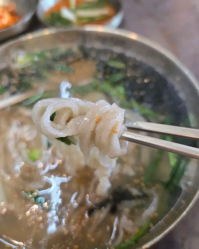 쫄깃한 면발이 인상적인 칼국수