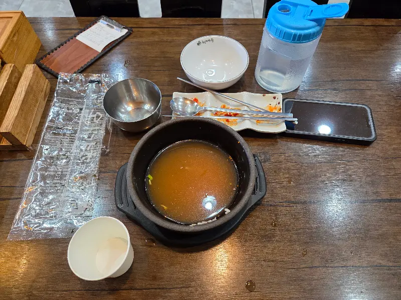 깨끗하게 비워진 뚝배기