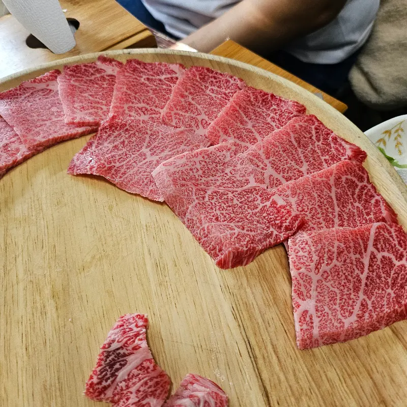 나무 쟁반에 담겨 나온 살치살