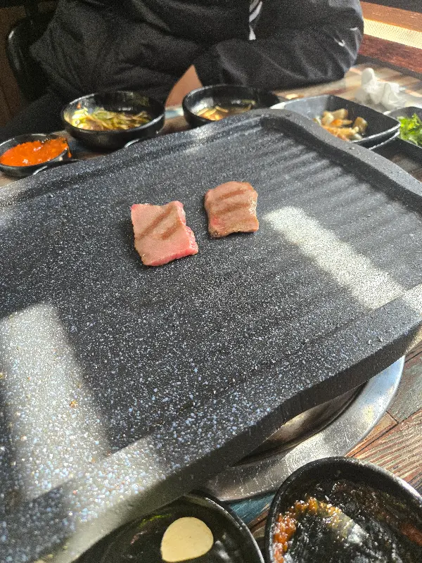 돌판 위에 구워지는 소고기