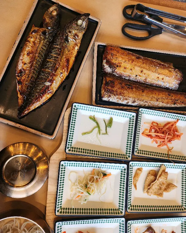 맛있는 식사를 즐기는 사람들