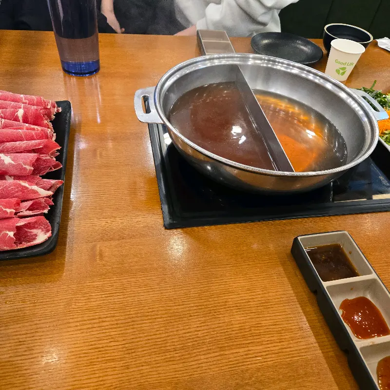 맛있는 샤브샤브를 즐기는 사람들