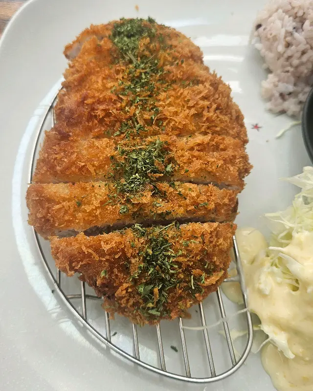 겉바속촉의 정석, 에배네도 모밀공방 돈까스