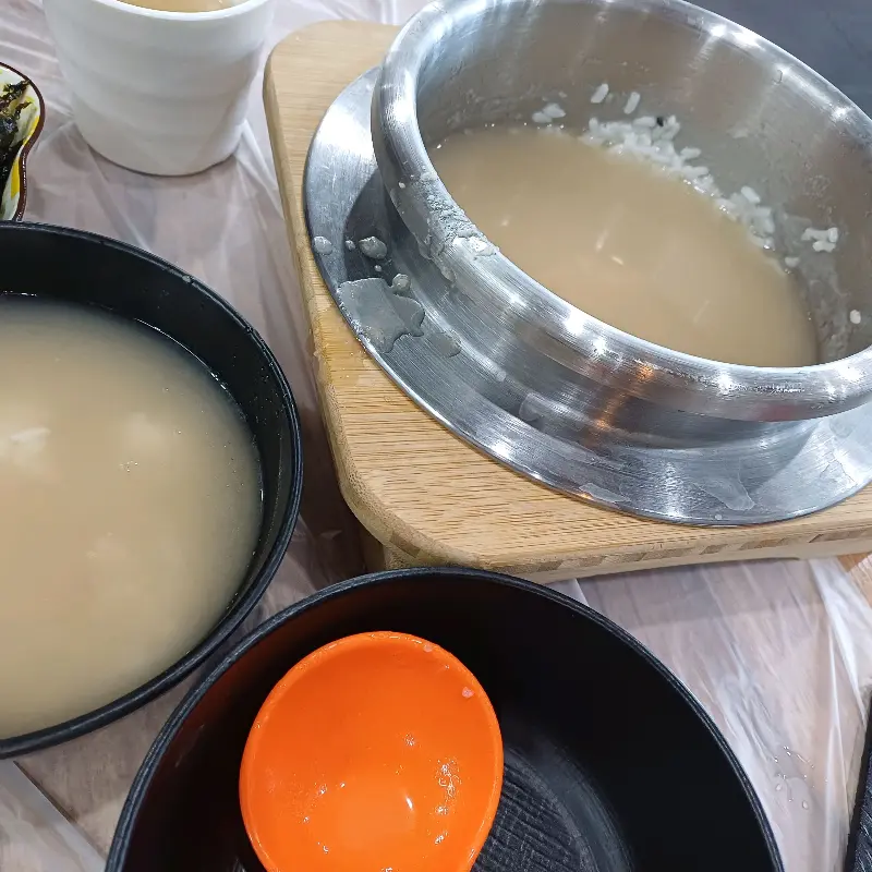 윤기가 자르르 흐르는 솥밥