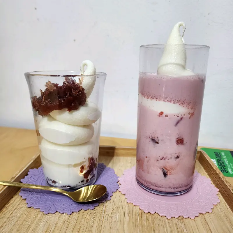 우유 아이스크림과 딸기 라떼