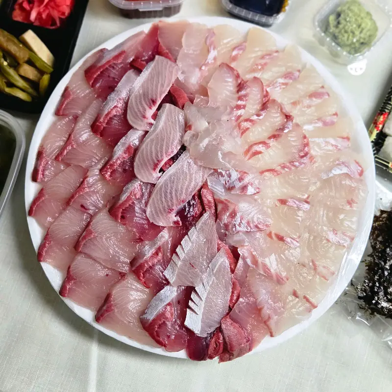 다채로운 색감의 방어회 모듬, 신선함이 느껴지는 비주얼