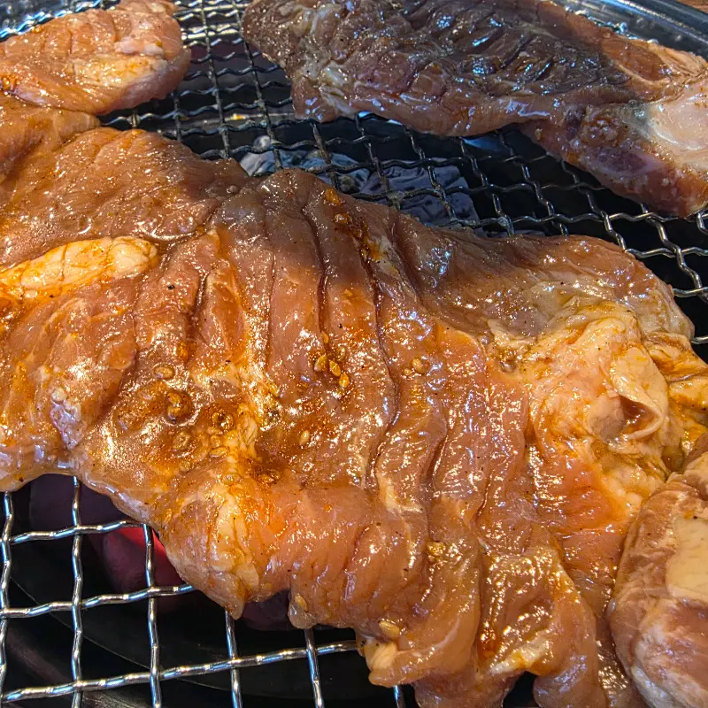 숯불 위에서 익어가는 돼지갈비