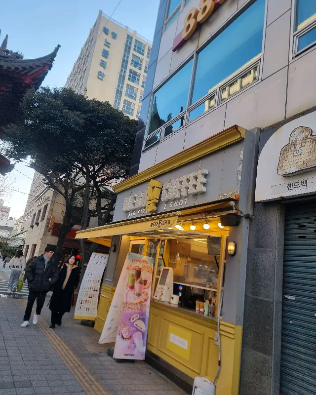 메가커피 부산역점 외부 전경
