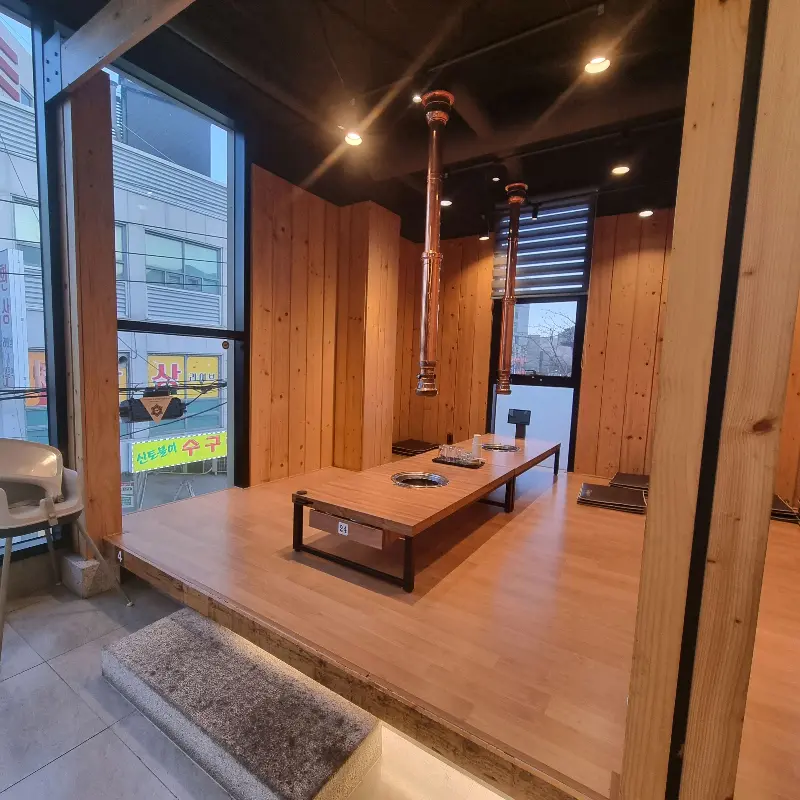 넓고 깔끔한 룸 좌석