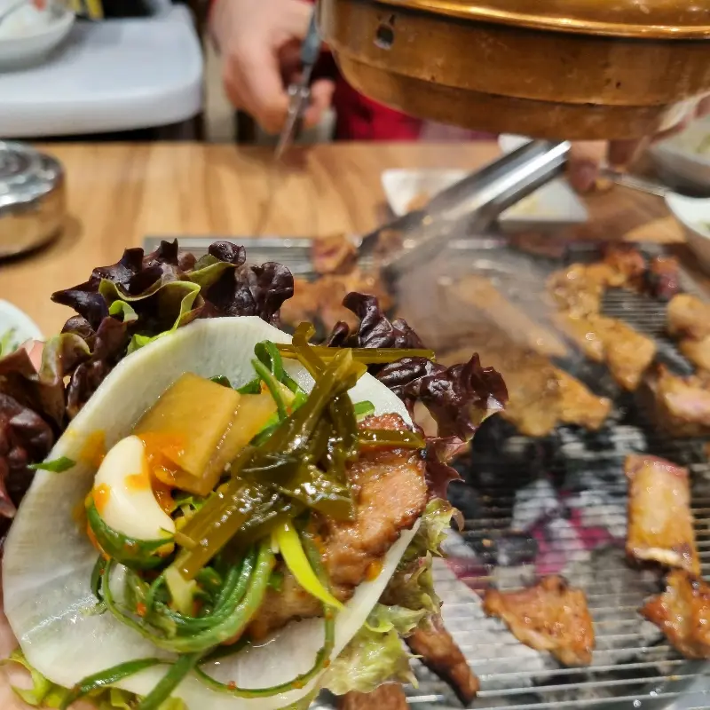 숯불 위에서 노릇노릇 익어가는 갈비