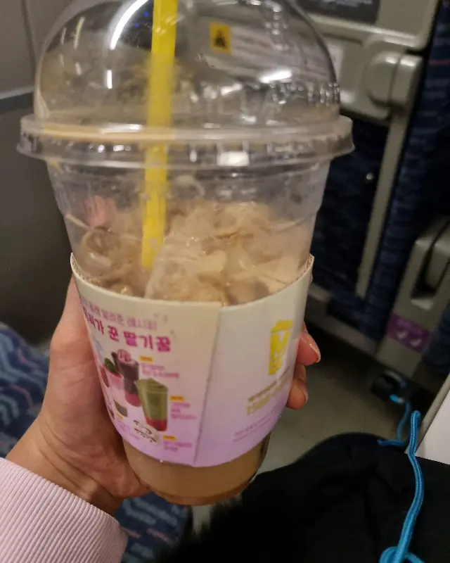 기차 안에서 마시는 메가커피