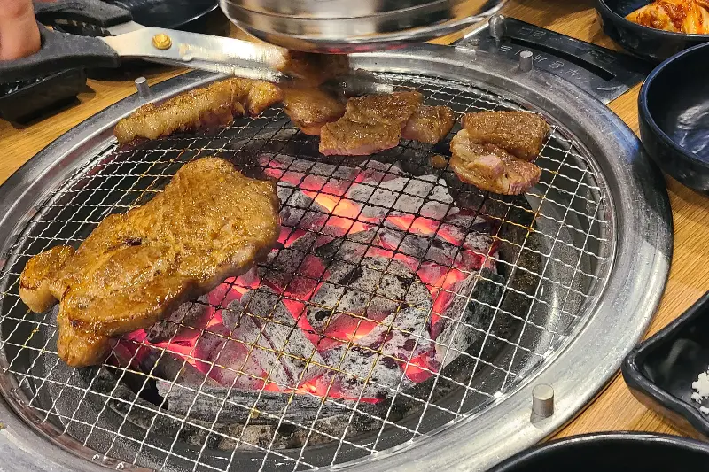 숯불 위에서 익어가는 돼지갈비