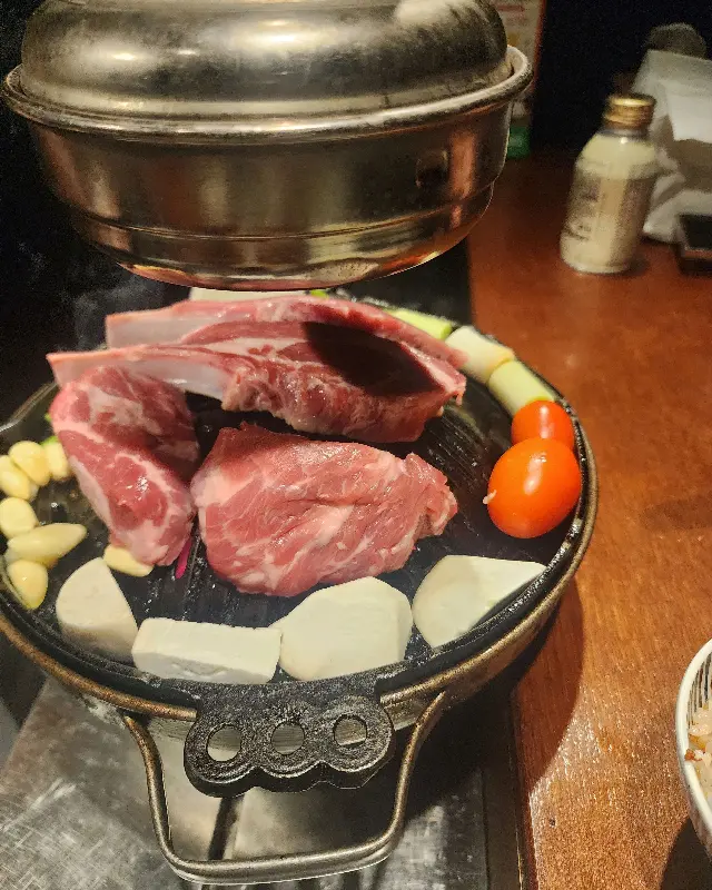 특제 간장소스에 찍어 먹는 양갈비