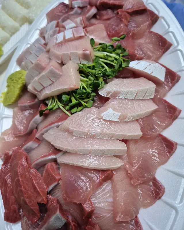 윤기가 좌르르 흐르는 찰방어회