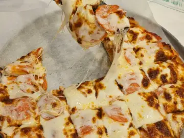 파도 소리만큼 낭만적인 맛, 양양에서 즐기는 인생 치즈 피자 맛집