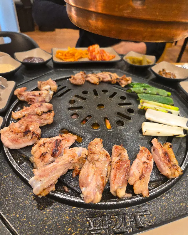 숯불 위에서 익어가는 닭갈비