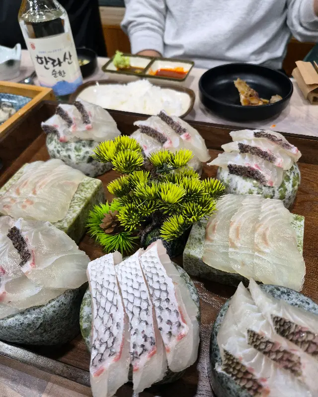 정갈하게 담겨 나온 모듬회