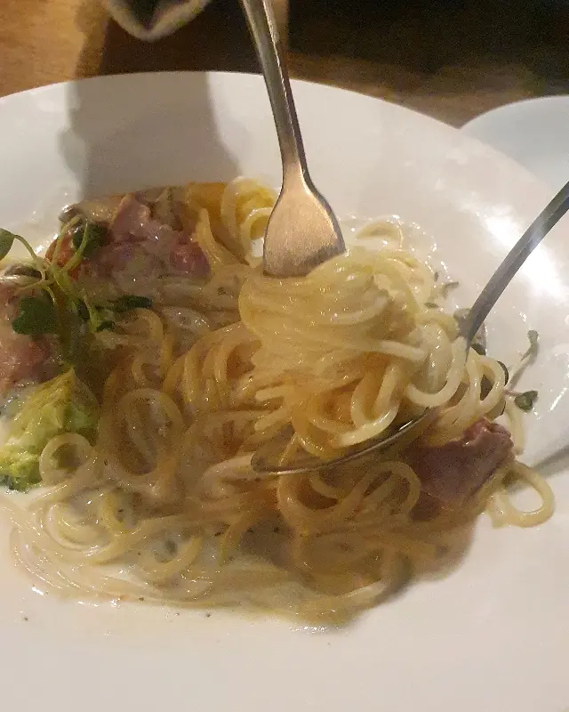 페퍼로니 피자의 모습. 짭짤한 페퍼로니와 치즈의 조화가 돋보인다.