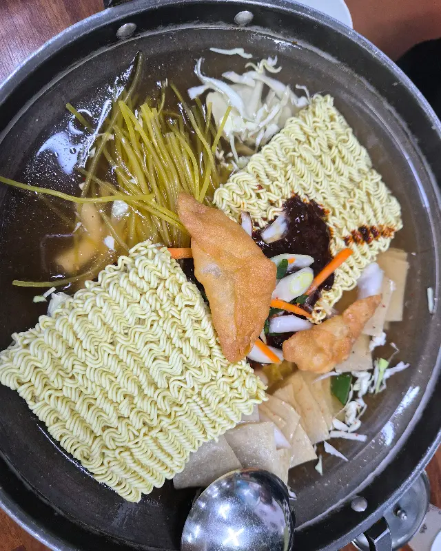 다양한 사리가 들어간 떡볶이