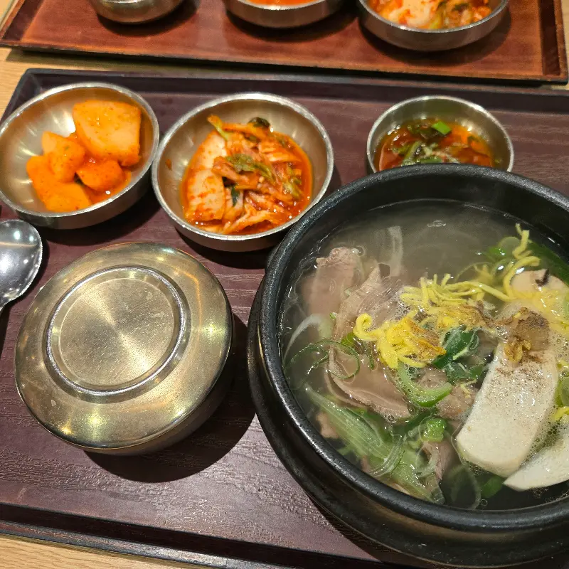 푸짐한 곰탕 한 상 차림