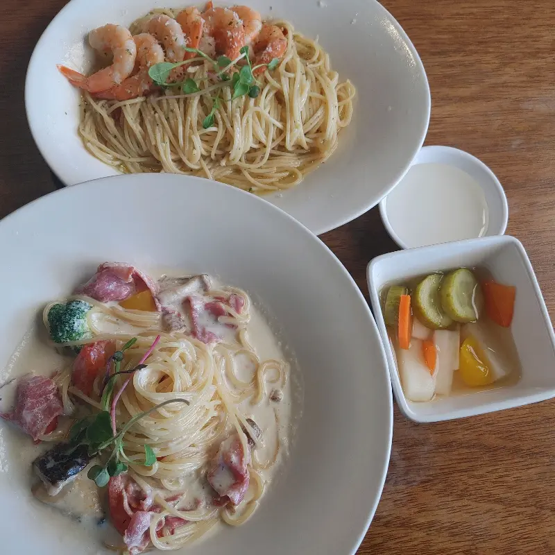 음료를 마시는 모습. 스테인리스 컵에 담긴 음료가 시원해 보인다.