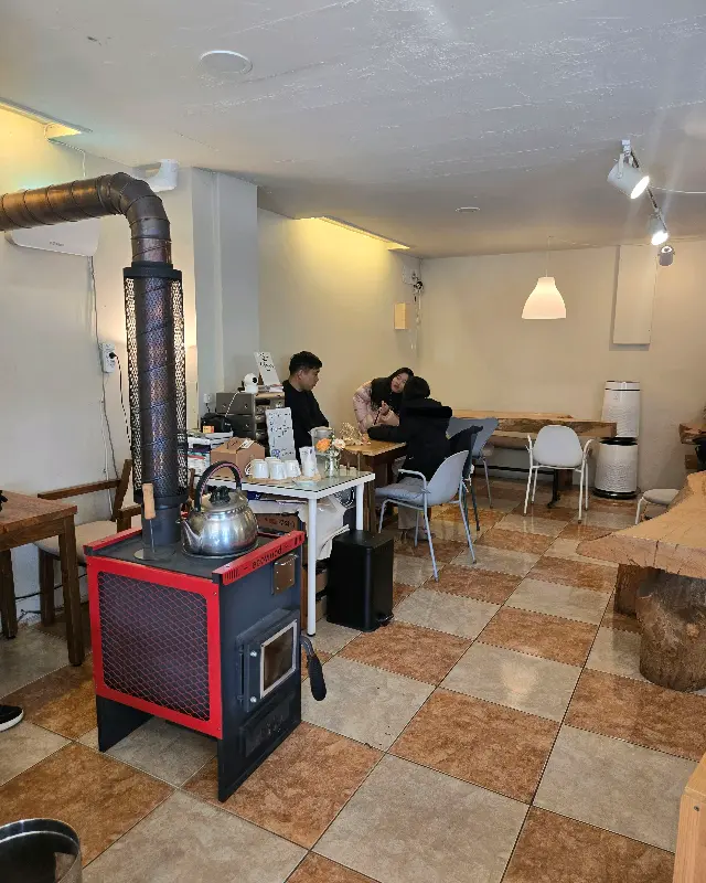 카페 내부, 난로가 놓여 있는 모습