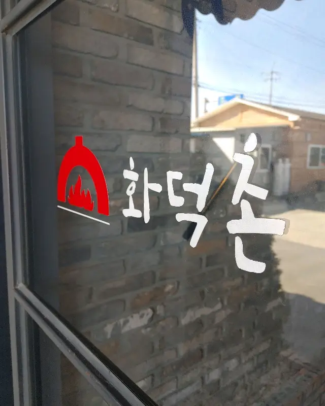 페퍼로니 피자의 전체 모습. 둥근 피자 위에 페퍼로니가 가득 올려져 있다.