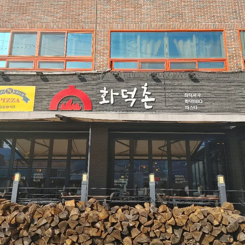 페퍼로니 피자의 단면을 촬영한 사진. 치즈와 페퍼로니가 풍부하게 토핑되어 있다.