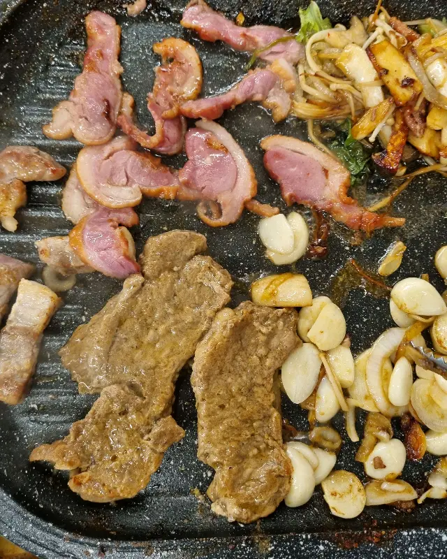 불판 위의 오리고기