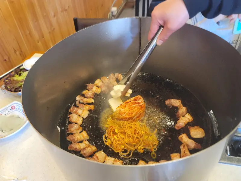 사장님이 직접 구워주는 모습