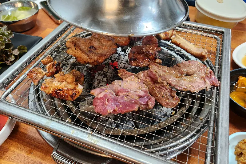 숯불 위에서 익어가는 돼지갈비