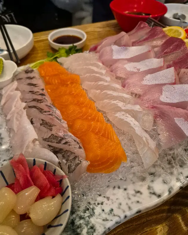 매콤달콤한 양념장이 어우러진 회덮밥