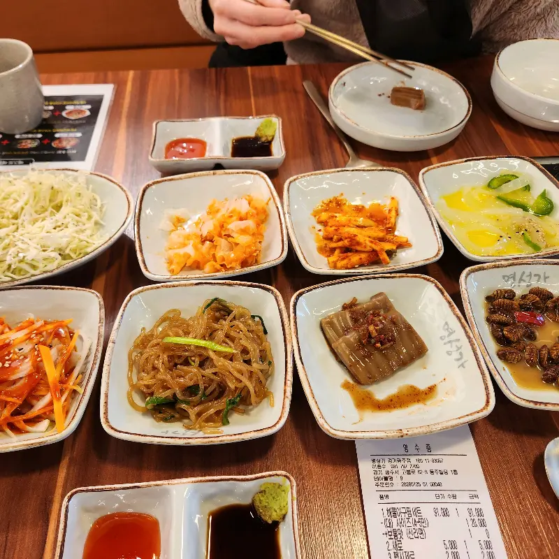 테이블 위에 놓인 아구튀김 접사 사진. 튀김옷이 노릇노릇하고 바삭해 보인다.