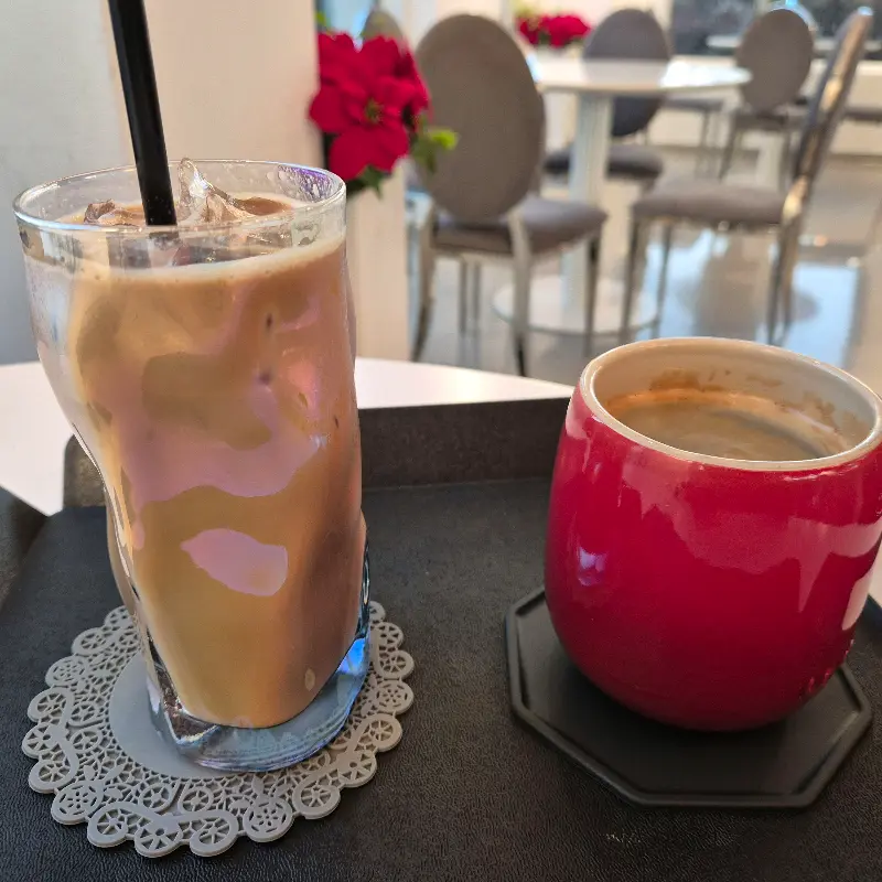 테이블에 놓인 커피