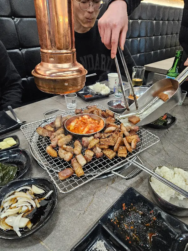 고기를 구워주는 직원