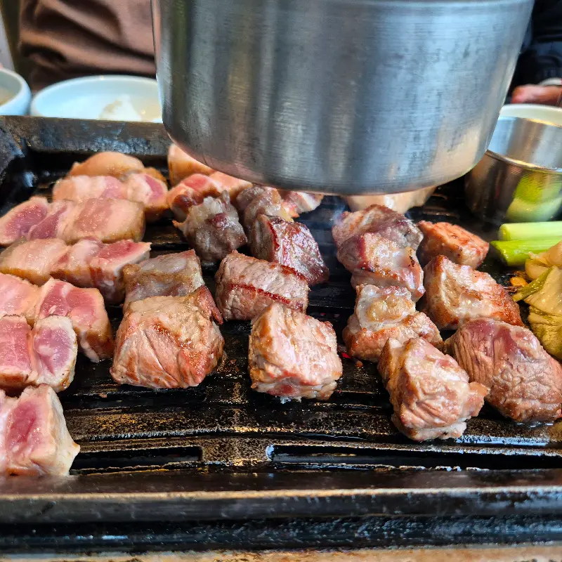 불판 위에서 익어가는 흑돼지