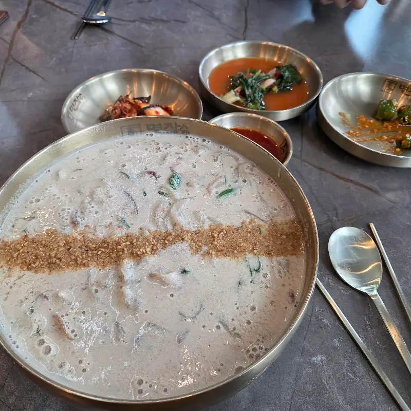 들깨가 듬뿍 들어간 들깨칼국수의 모습