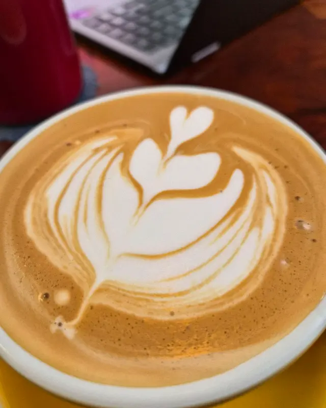 하트 모양 라떼 아트가 인상적인 라떼