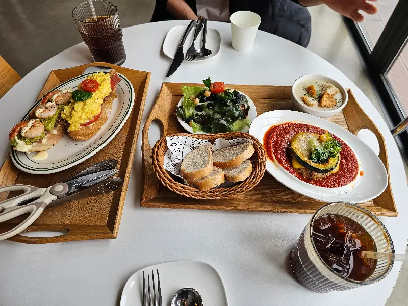 푸짐한 브런치 한 상 차림