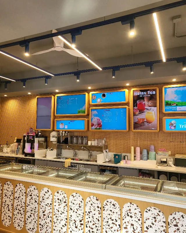 아이스크림 진열대와 메뉴판