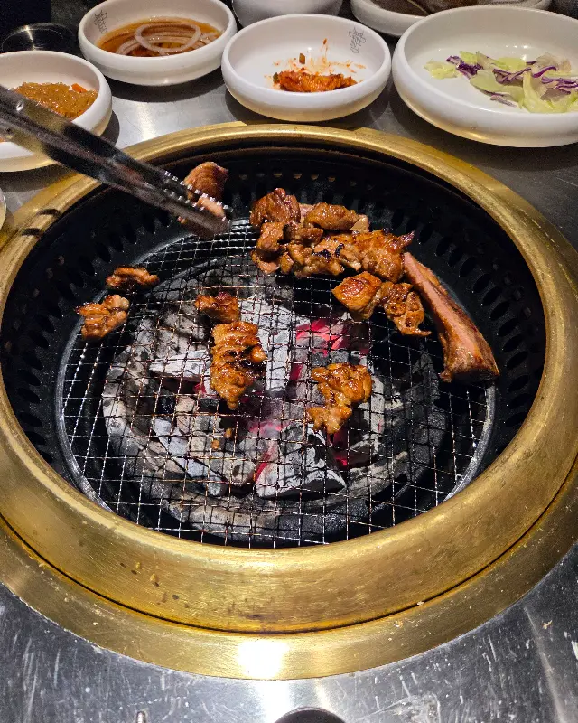 숯불 위에서 맛있게 구워지는 양념갈비