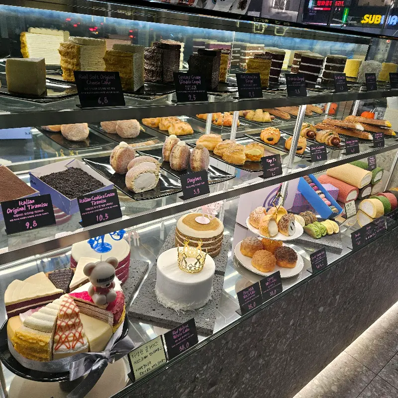 다양한 디저트 쇼케이스